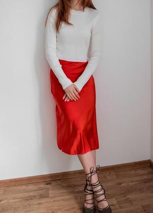 Сатиновая юбка миди морковного цвета4 фото