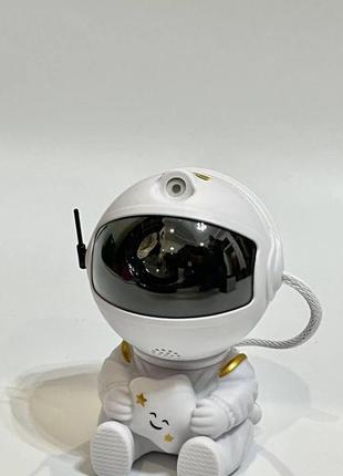 Ночник-проектор астронавт с эффектом звездного неба / ночник с пультом (8 режимов) / космонавт со звездой