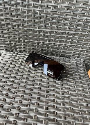 Стильні сонцезахисні окуляри4 фото