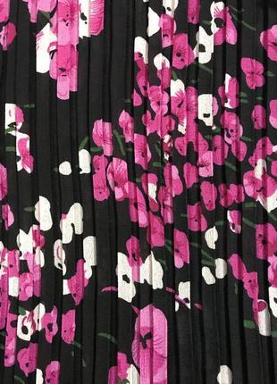 Очень красивая и стильная брендовая блузка в цветочках 21.10 фото