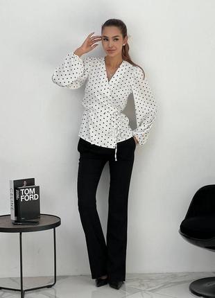 Шелковая блузка в горошек на запах рубашка с длинными рукавами блуза приталенная стильная базовая черная3 фото