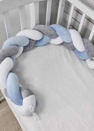 Косичка - бортик м'якенька велюрова на один бік дитячого ліжка 120см - блакитно-сіро-біла1 фото
