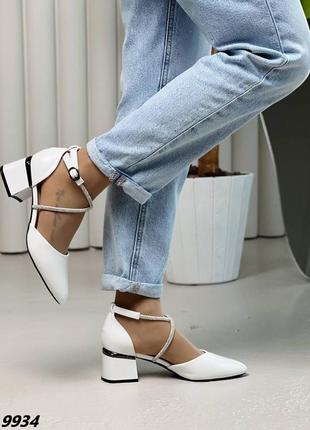Красивый женские туфли на каблуке с камушками стразами туфельки низкий квадратный каблук беллые туфлые якритые5 фото