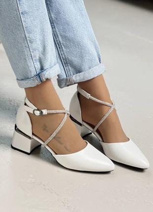 Красивий жіночі туфлі на підборах з камінцями стразами туфельки низький квадратний каблук белые туфли открытые