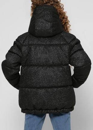 Блестящая черная зимняя куртка7 фото