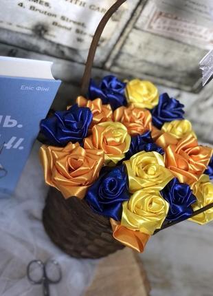 Атласные розы в сине-желтых цветах3 фото