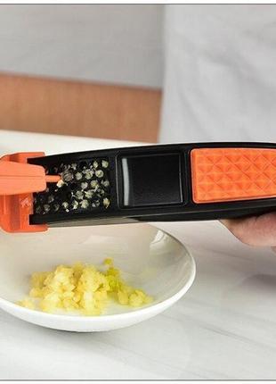 Пресс для чеснока multifunctional garlic presser чесночница нож для чистки овощей палочка для очистки6 фото