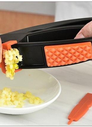Пресс для чеснока multifunctional garlic presser чесночница нож для чистки овощей палочка для очистки2 фото
