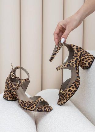 Эксклюзивные босоножки из итальянской кожи и замши женские на каблуке с ремешками леопардовые1 фото