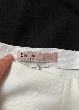 Белая мини юбочка не светится bershka2 фото
