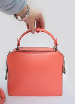Кожаная сумочка кораллового цвета