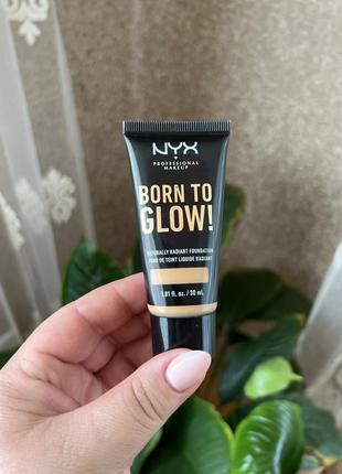 Сияющая тональная основа для лица nyx professional makeup born to glow naturally radiant foundation1 фото