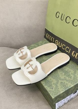 Шльопанці в стилі gucci
