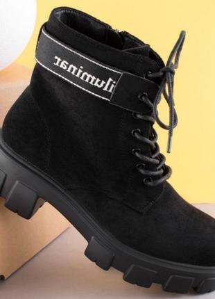 Стильные черные замшевые осенние деми ботинки сапоги низкий ход модные массивные берцы2 фото