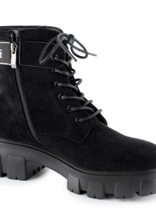 Стильные черные замшевые осенние деми ботинки сапоги низкий ход модные массивные берцы4 фото