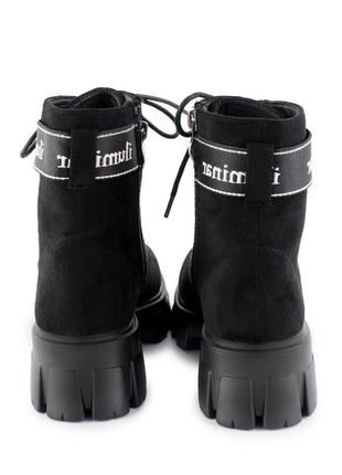 Стильные черные замшевые осенние деми ботинки сапоги низкий ход модные массивные берцы5 фото