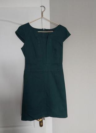 Красивое зеленое платье с молнией сзади