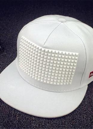 Кепка снепбек шипы с прямым козырьком