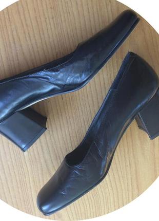 Туфлі жіночі чорні, шкіряні . roberto vianni.