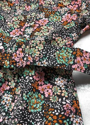 Красивое платье ярким цветочным принтом с пышными рукавами и плотным поясом2 фото