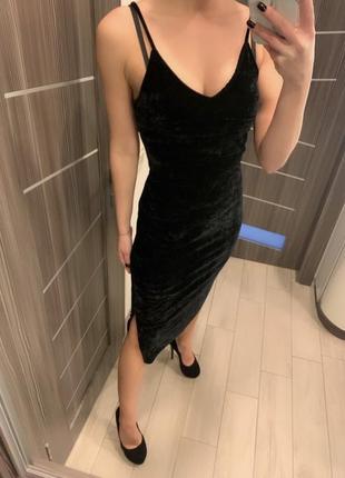 Чёрное платье с разрезом из бархата6 фото