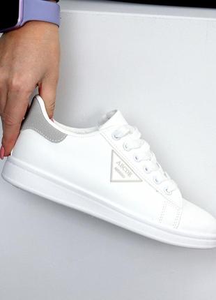 Универсальные белые кеды с серой вставкой на шнуровке доступная цена3 фото