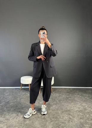 Костюм брючный черный и оливковый удлиненный пиджак блейзер жакет с подкладкой с подплечниками укороченные широкие брюки дудочки бананы4 фото