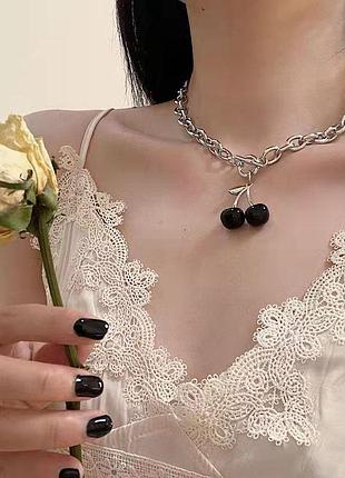 Ожерелье черная вишня