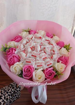 Букет с конфетами и мыльными розами.2 фото
