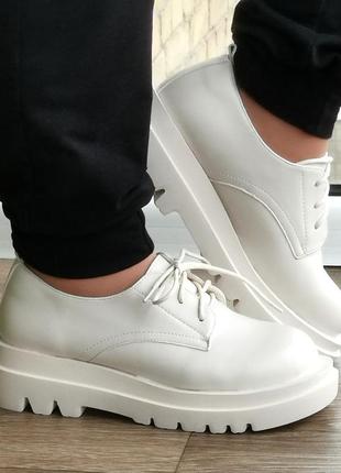 Женские бежевые туфли кроссовки белые на танкетке слипоны кожаные мокасины (размеры: 36,37,38,39,40,41) - 6-268 фото