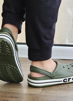 Кроксы цвета хаки тапочки croc$ шлёпанцы мужские женские зелёные (размеры: 39,40,41,42,43) топ8 фото
