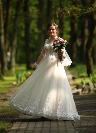 Весільна сукня,свадебное платье з кружевом гарне, з фатою