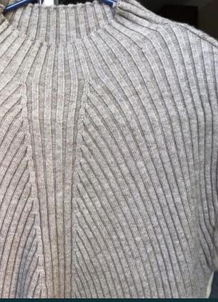 Красивый гольф бежевого цвета