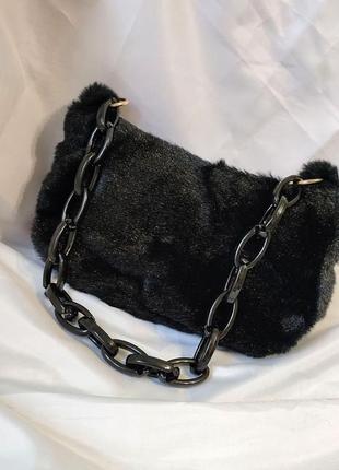 Мягкая черная плюшевая сумочка6 фото