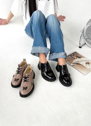 Эксклюзивные туфли из натуральной кожи лак с бабочкой на шнурках на низком каблуке женские5 фото
