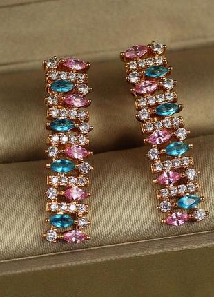 Серьги  xuping jewelry виконтесса с голубыми и розовыми камнями 3 см золотистые