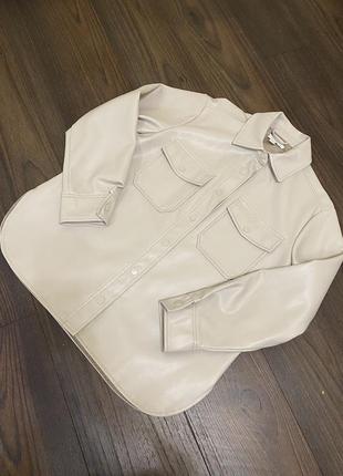 Рубашка з екошкіри молочного кольору,розмір на с-м