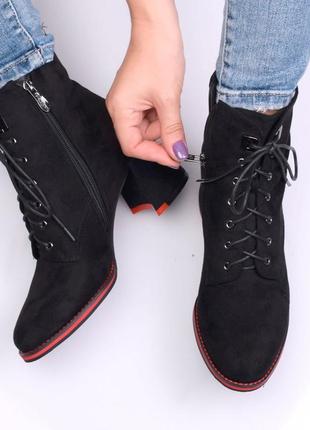 Стильные черные замшевые осенние деми ботинки сапоги ботильоны на широком каблуке3 фото