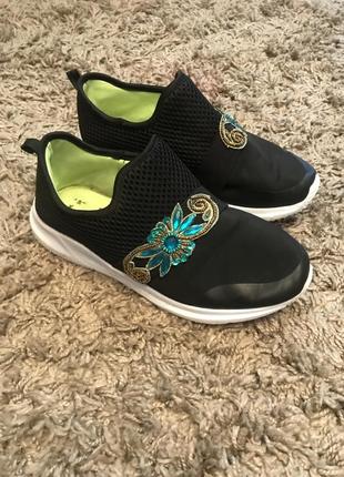 Кроссовки primark