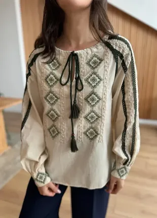 Вышитая блузка украшена гипюром