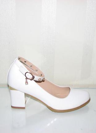 Туфли женские белые на среднем каблуке ремешок7 фото