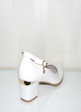 Туфлі жіночі білі на середньому підборі ремінець8 фото