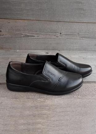 Удобные кожаные женские черные туфли лоферы на резинке на широкую ногу туфли деми без каблука спорт