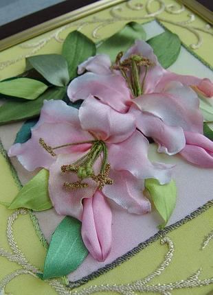 Картина. вышитая лентами лилии