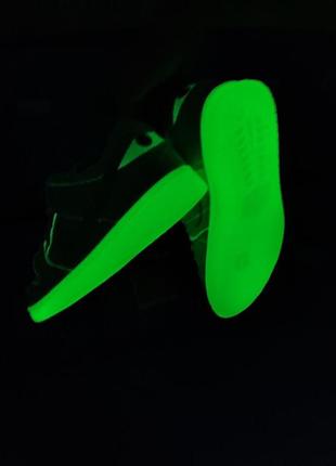 Кроссовки которые светятся5 фото