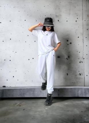 Женский костюм футболка и штаны nike air jordan белый2 фото