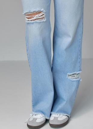 Женские джинсы с рваными элементами3 фото