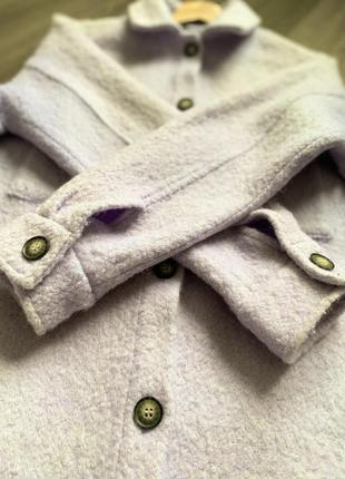 Трендовое пальто куртка-рубашка сиреневого цвета из шерсти5 фото