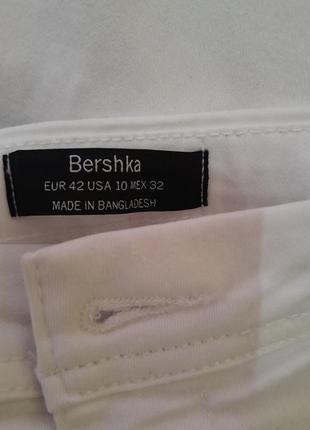 Белые джинсы s-m bershka4 фото