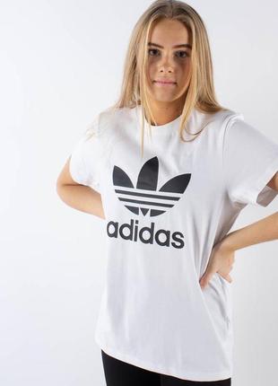 Білосніжна бавовняна футболка з принтом adidas